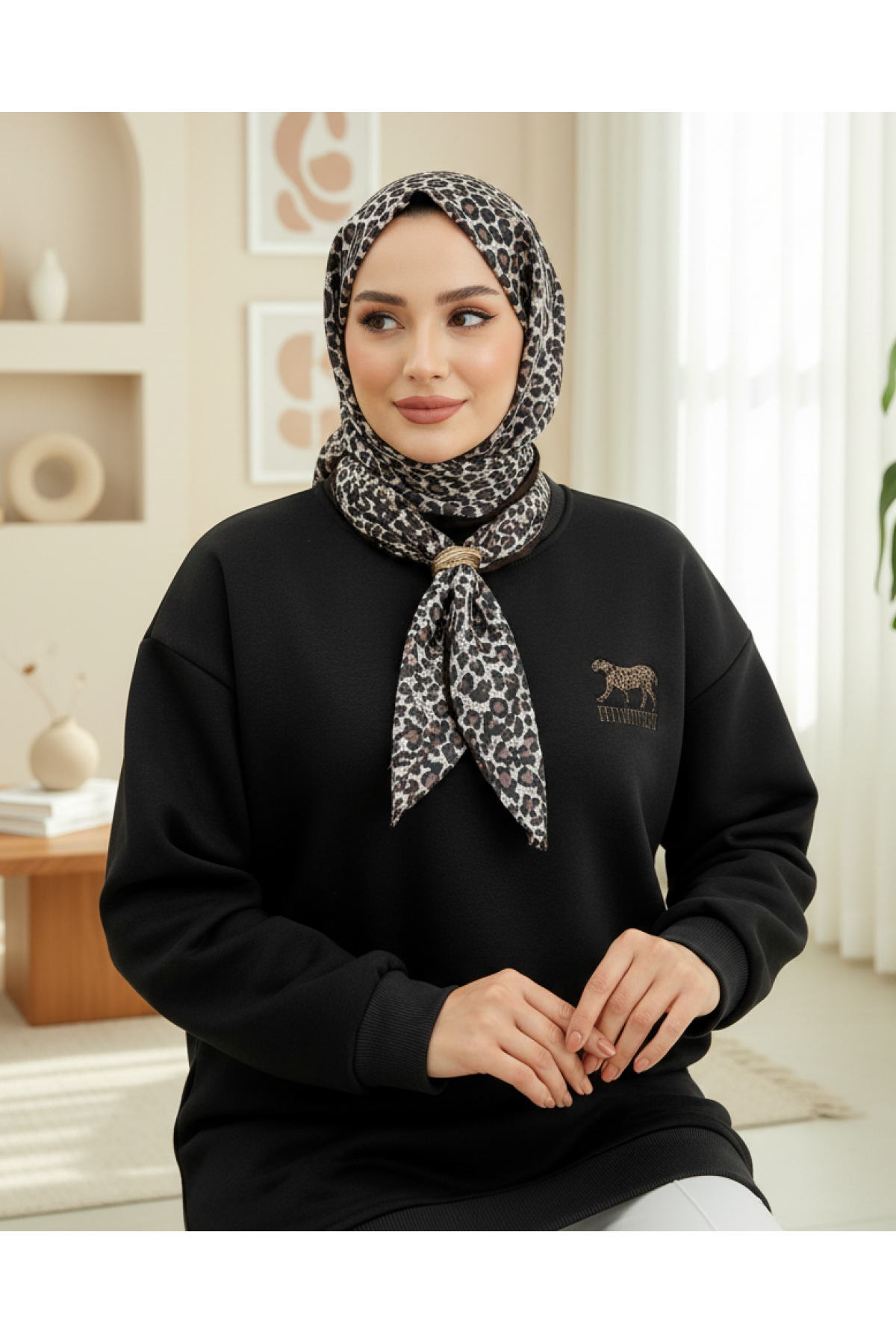 Scarf Leopard Emblem 3 Yarn Sweater -Black