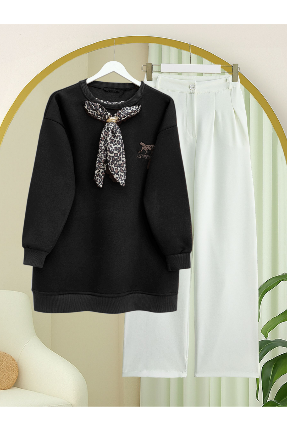 Scarf Leopard Emblem 3 Yarn Sweater -Black