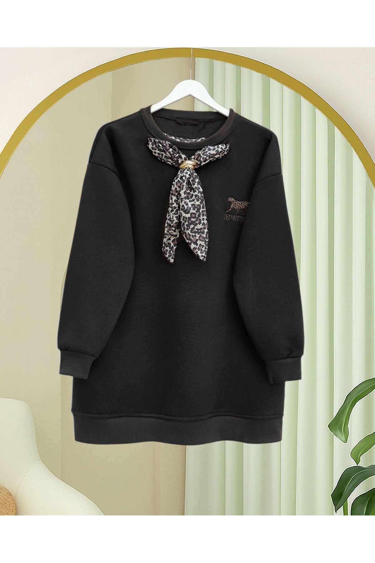 Scarf Leopard Emblem 3 Yarn Sweater -Black