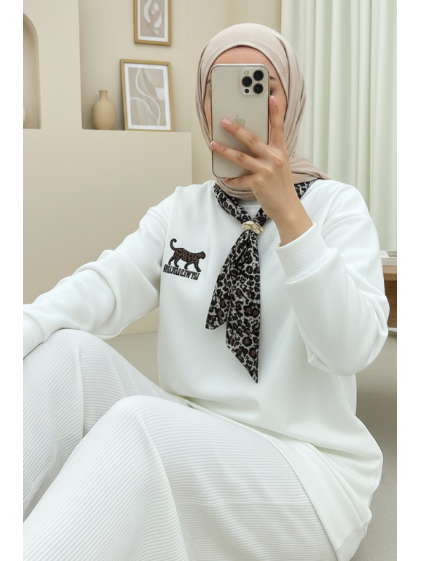 Scarf Leopard Emblem 3 Yarn Sweater -White