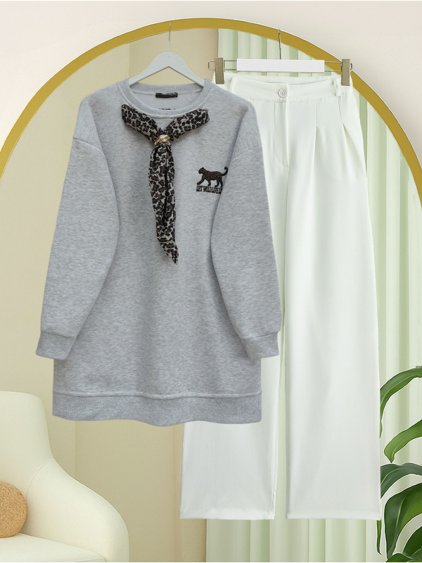 Scarf Leopard Emblem 3 Yarn Sweater - Light grey