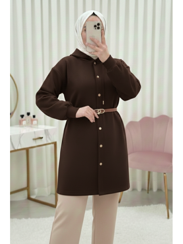 سويت شيرت بثلاثة خيوط، مزود بغطاء رأس، وأزرار أمامية، وحزام. -بنى