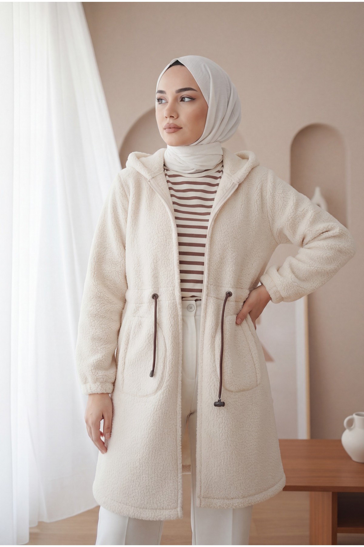 Beli Lastikli Kapşonlu Fermuarlı Peluş Mont -Ekru