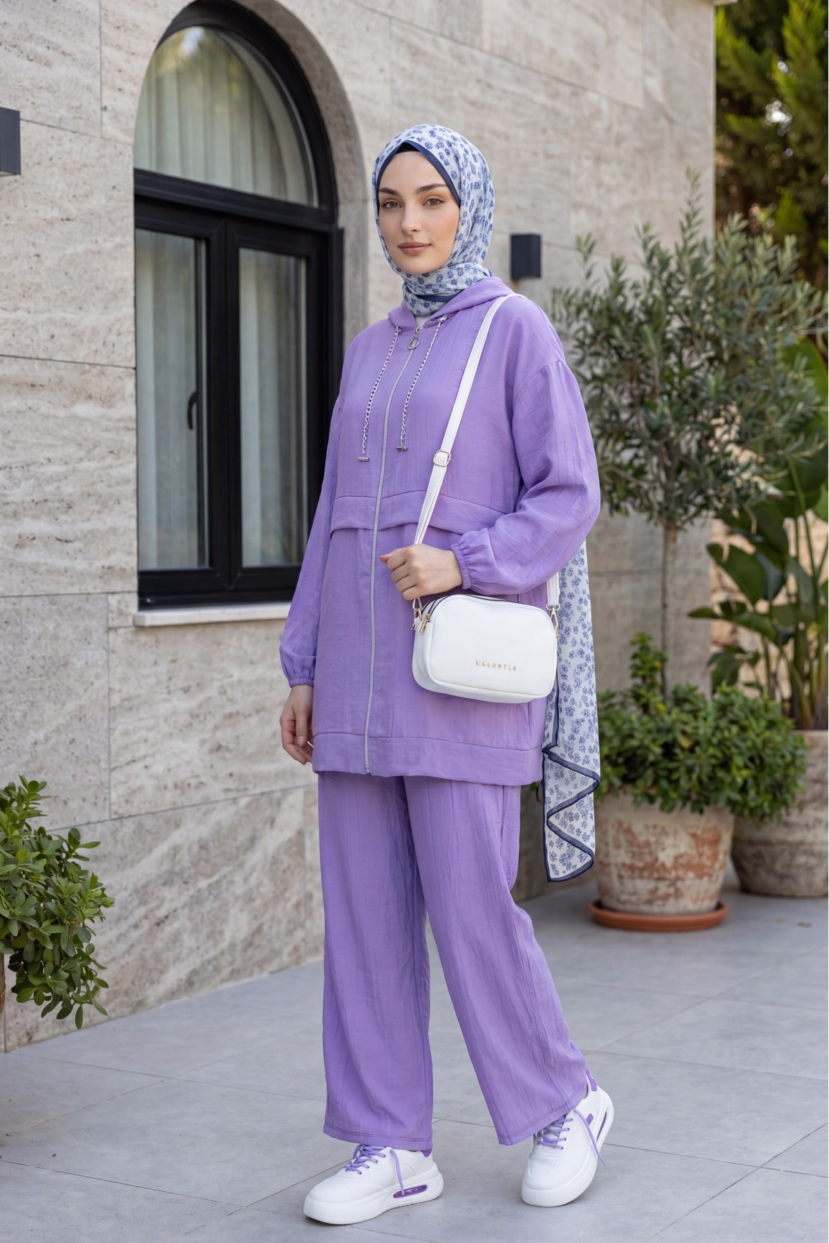 Strawberry Style Hooded Sweatshirt with Chain Collar and Zip-Up Pants -Lilac