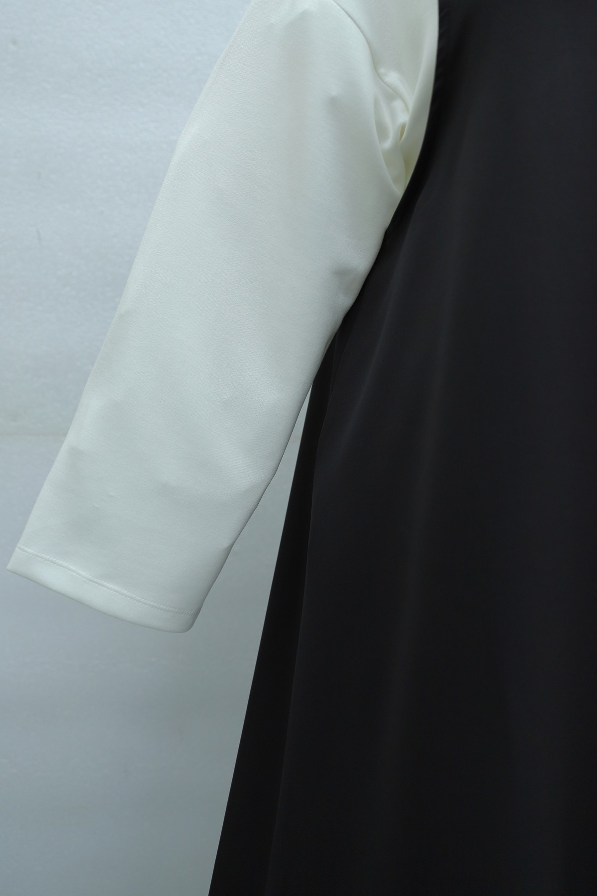 Stand-up collar long-sleeved blouse and double crepe vest set -Black