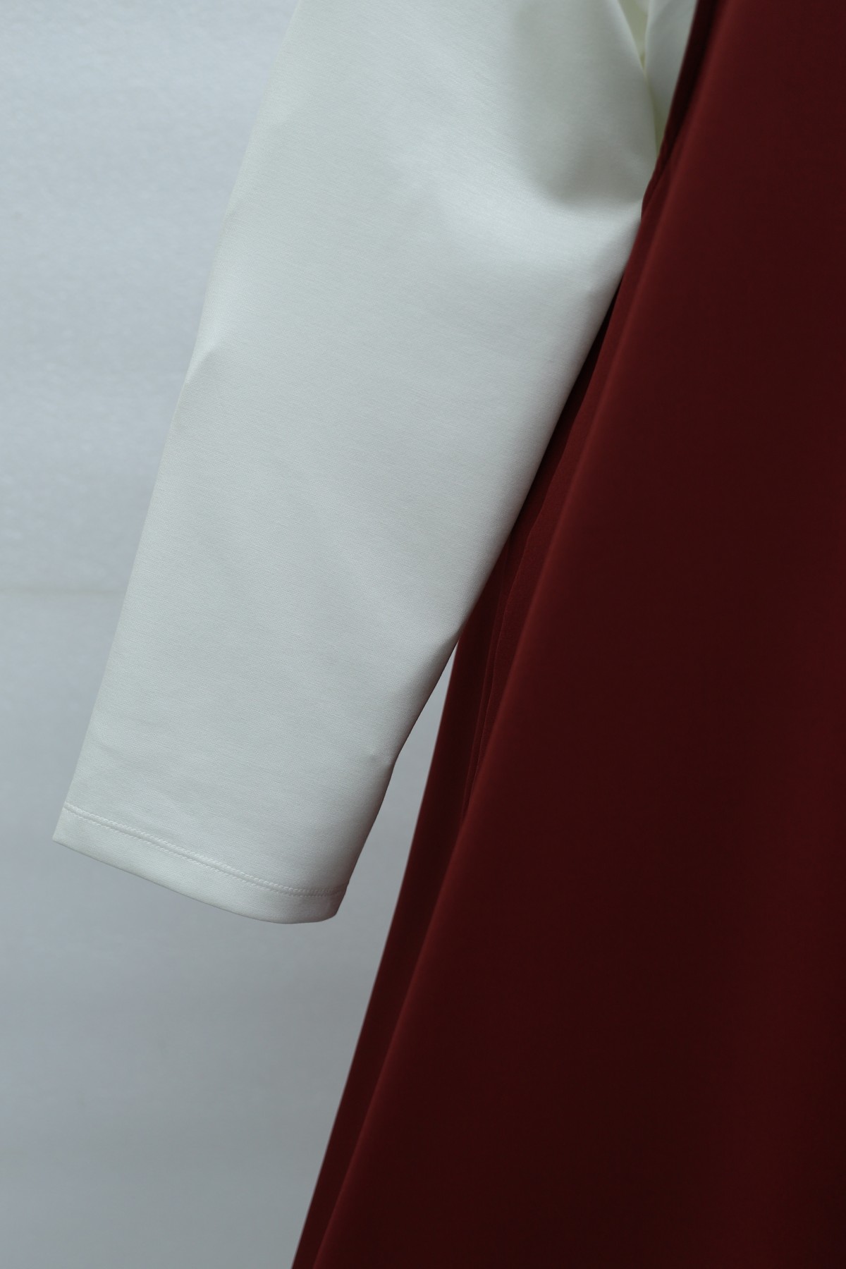 Stand-up collar long-sleeved blouse and double crepe vest set -Maroon