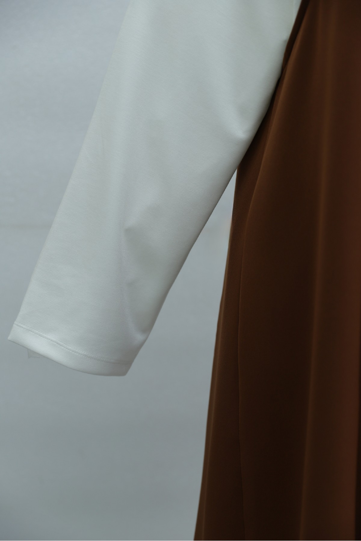 Stand-up collar long-sleeved blouse and double crepe vest set -Snuff