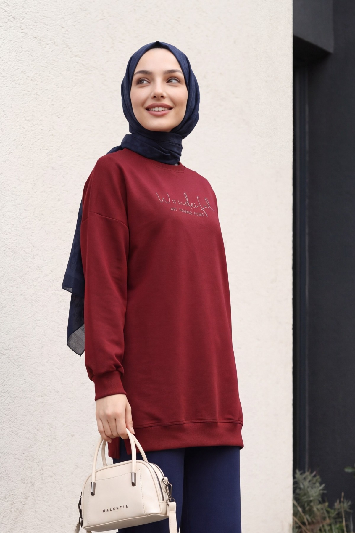 Crew Neck Cotton Sweatshirt with Embossed Lettering -بوردو