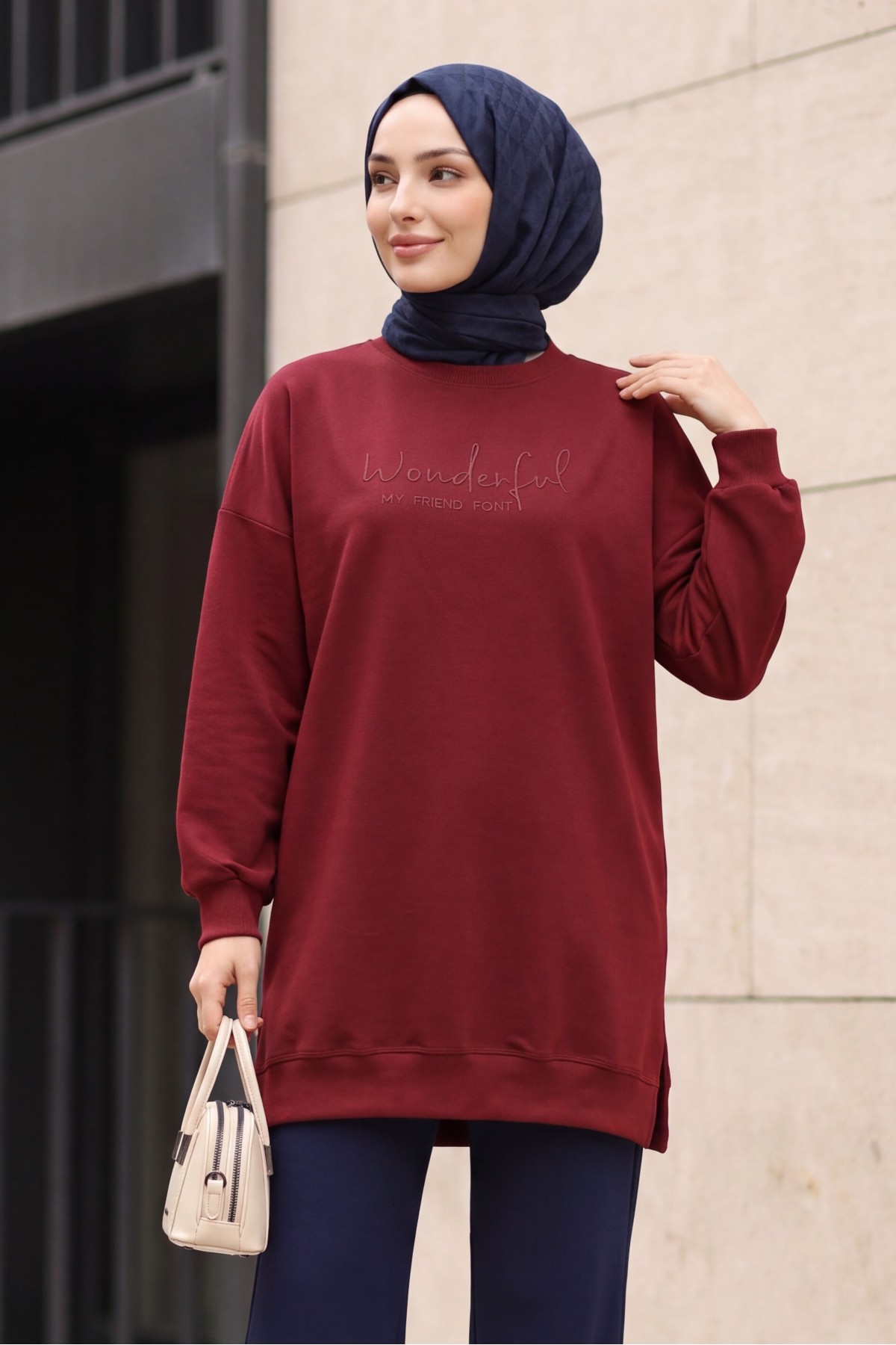 Crew Neck Cotton Sweatshirt with Embossed Lettering -بوردو
