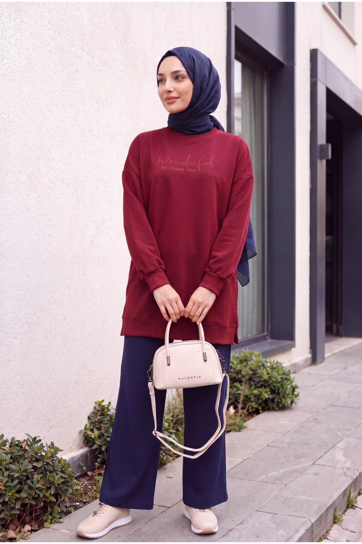 Crew Neck Cotton Sweatshirt with Embossed Lettering -بوردو