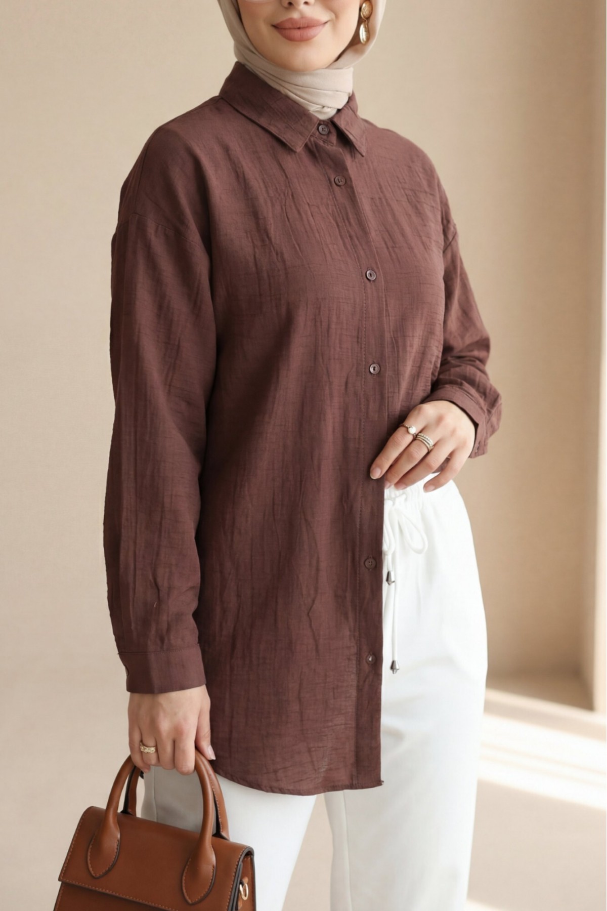 قميص بأزرار أمامية بقصة بيضاوية -بنى