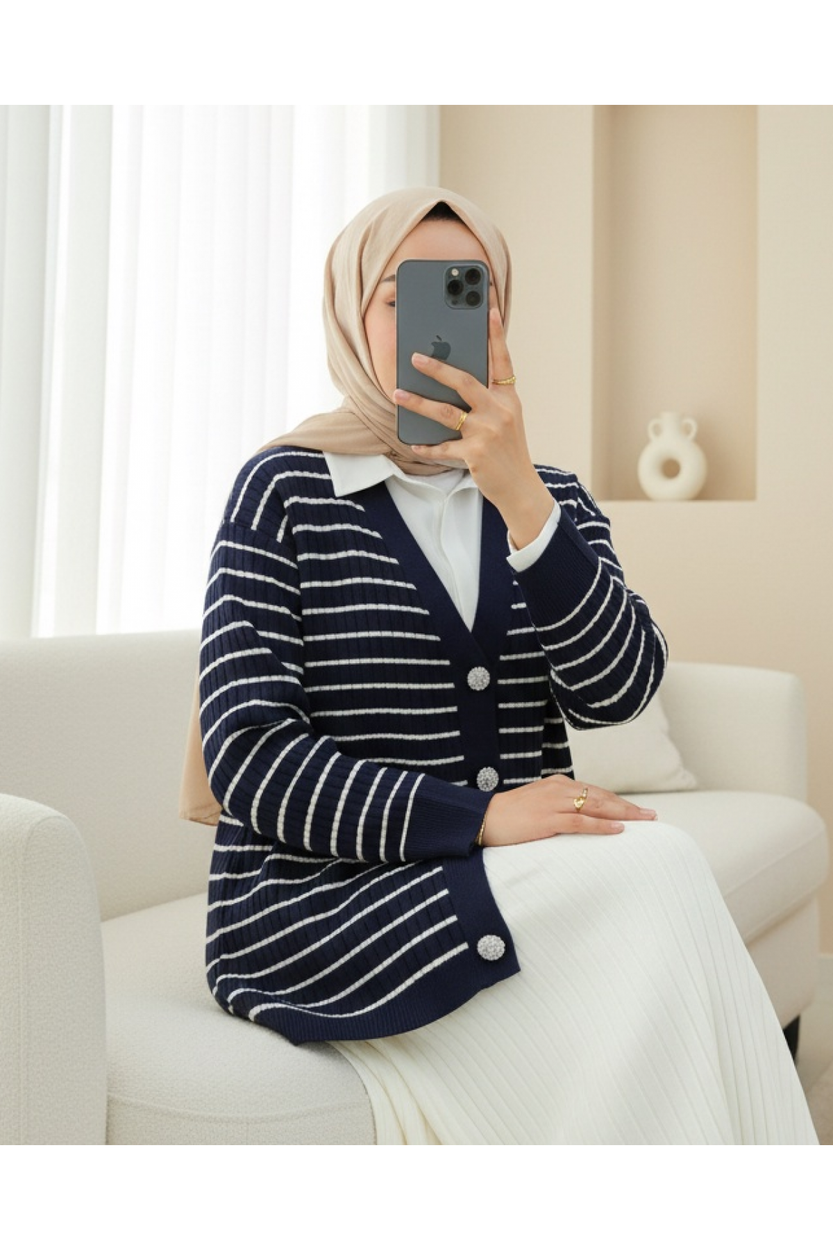 Taş Detaylı Düğmeli Triko Hırka  -Laci