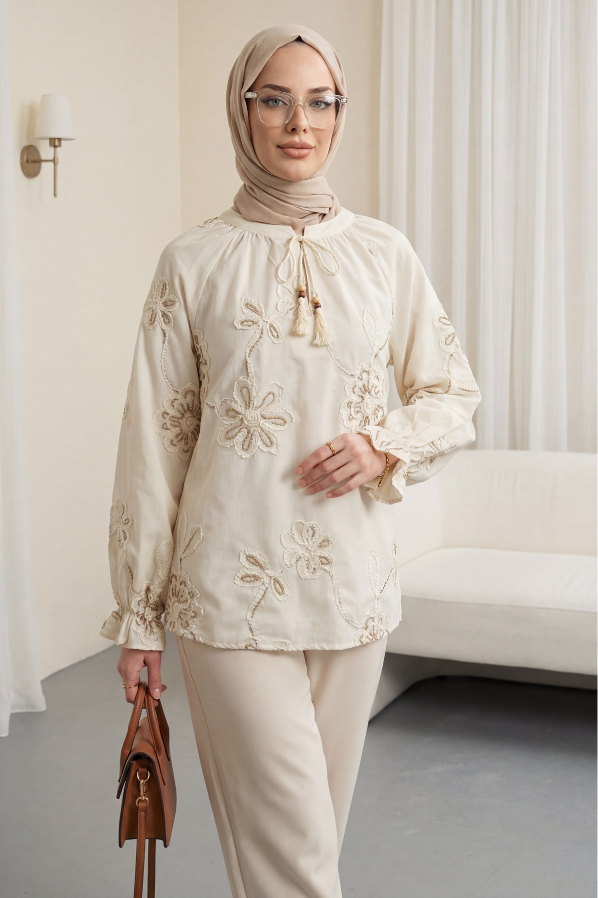 بلوزة بأكمام طويلة مزينة بشرابة وتطريز زهري. -لون كريمي