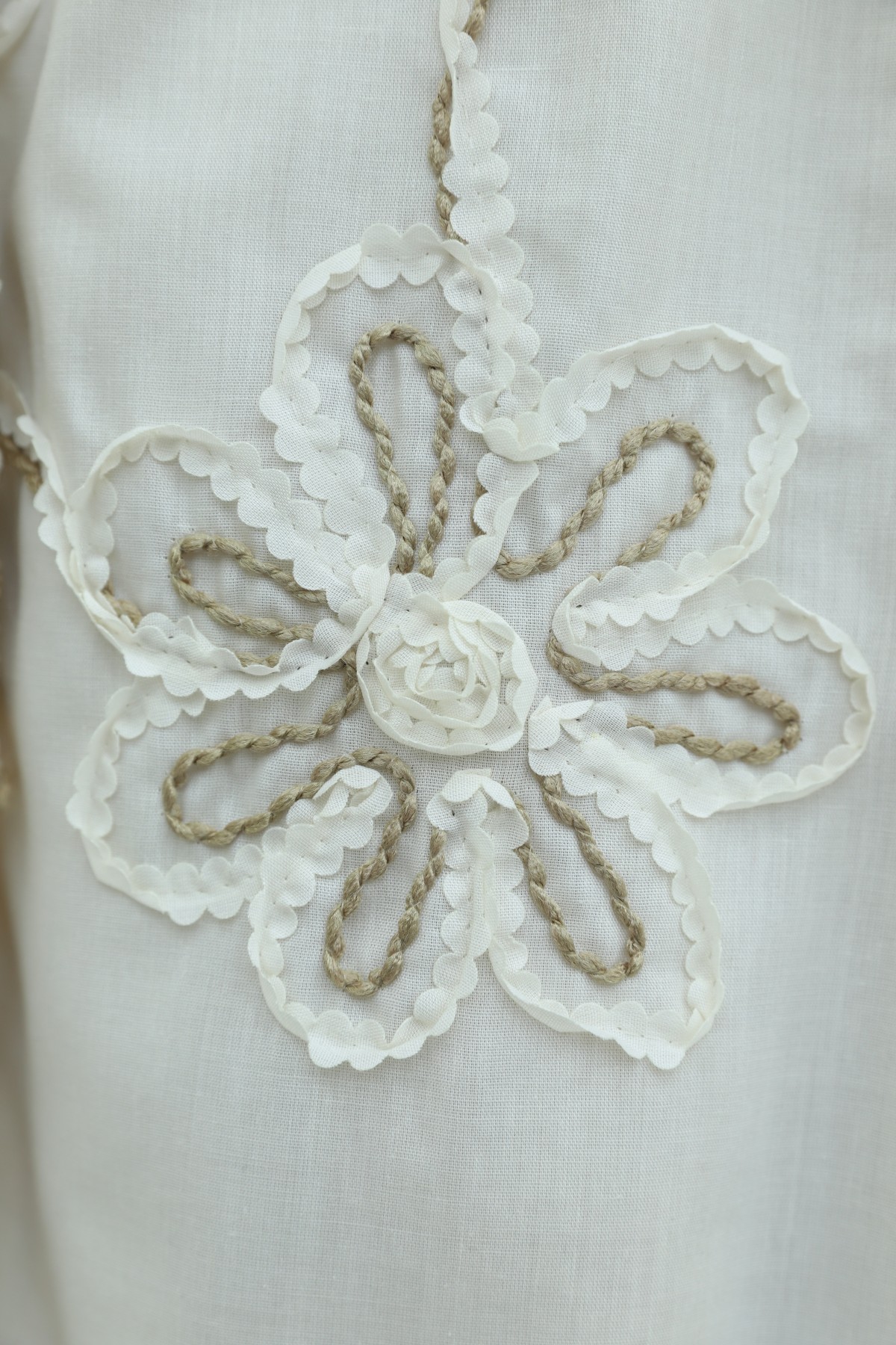 بلوزة بأكمام طويلة مزينة بشرابة وتطريز زهري. -لون كريمي