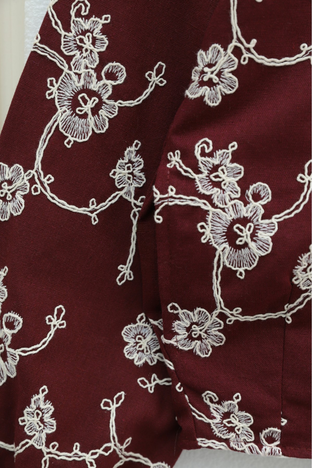 جاكيت كتان مطرز بياقة دائرية وسحاب وجيوب -بوردو