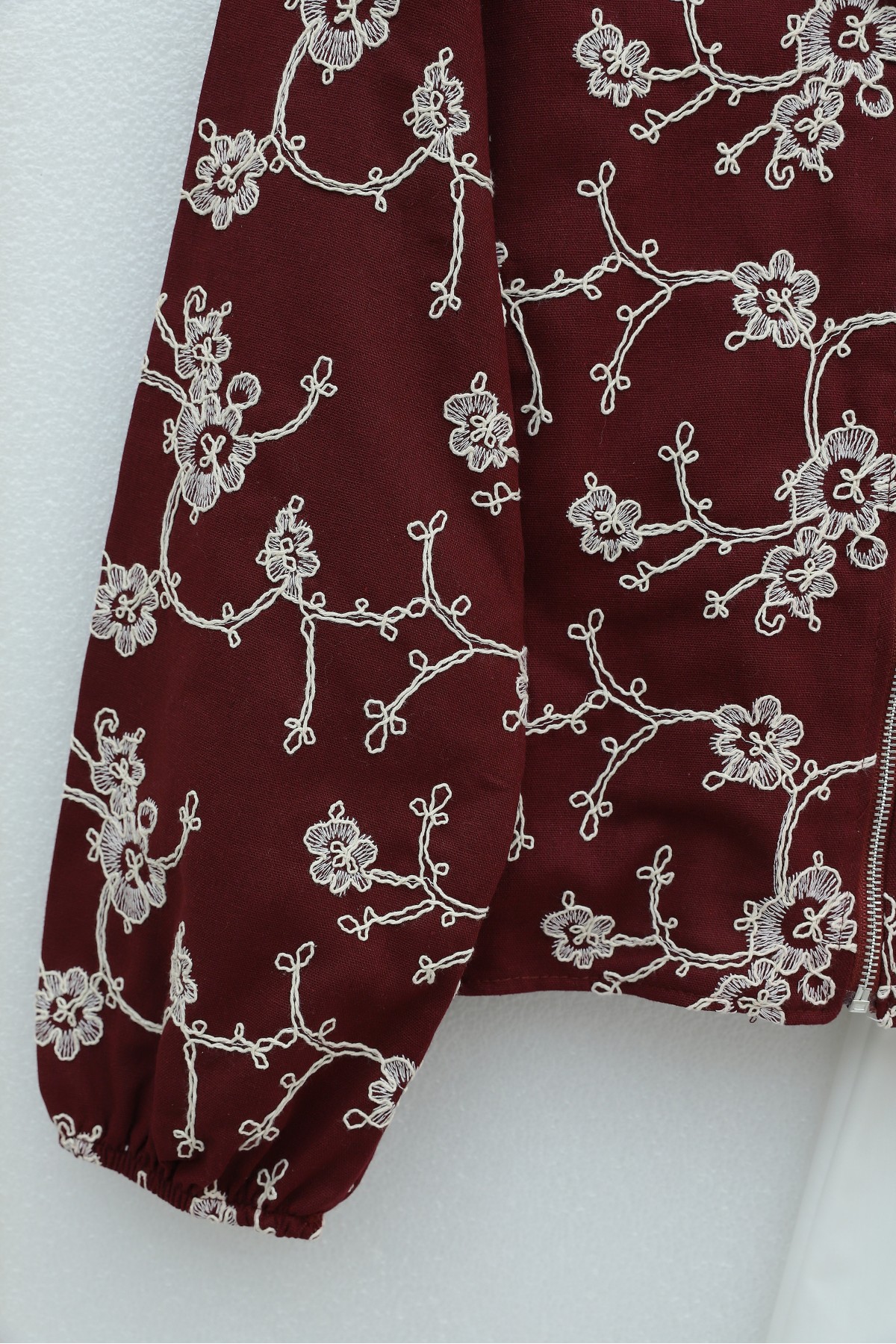 جاكيت كتان مطرز بياقة دائرية وسحاب وجيوب -بوردو