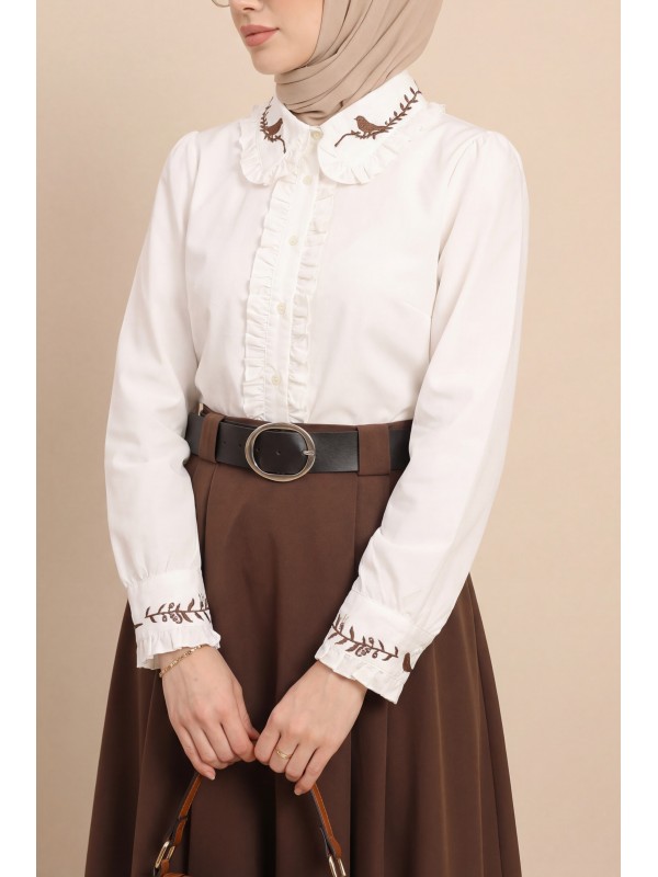 قميص من قماش البوبلين مزين بتطريز طيور على الياقة والأكمام، وجزء أمامي مكشكش -أبيض