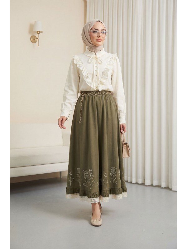 بلوزة جاكار برباط وتفاصيل كشكشة وياقة صينية -أبيض سكري