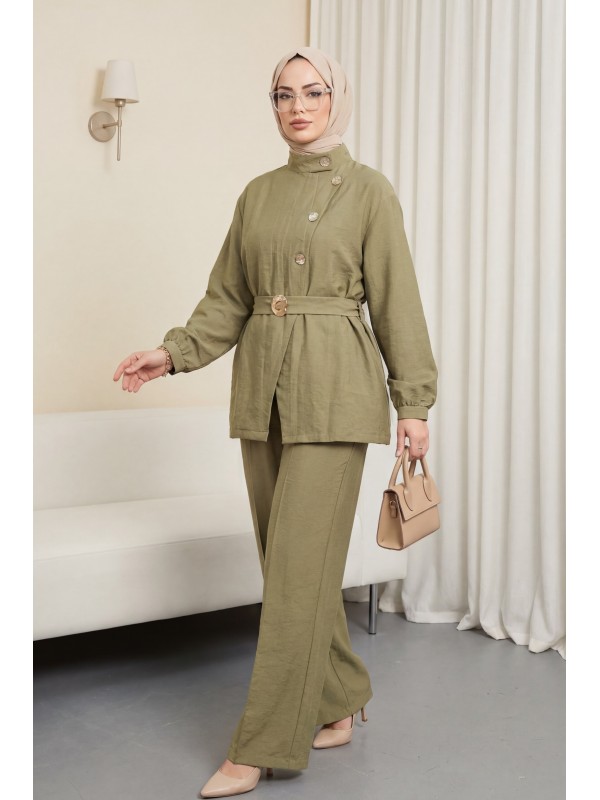 بدلة كوبرا بأزرار ذهبية، وإبزيم، وحزام، وتفاصيل مكشكشة -خاكي