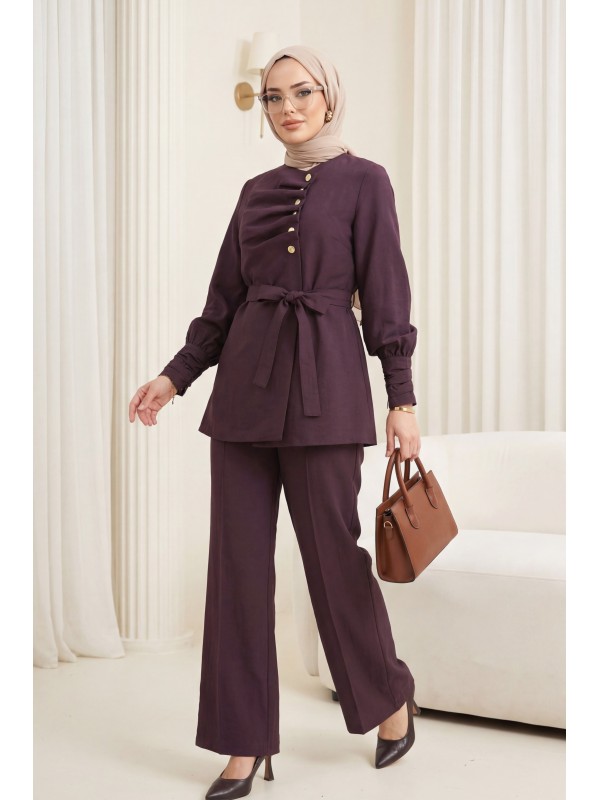 بدلة كوبرا بتفاصيل طي على الأكمام والجزء الأمامي، وحزام عند الخصر، وإغلاق بنصف زر. -لون الخوخ