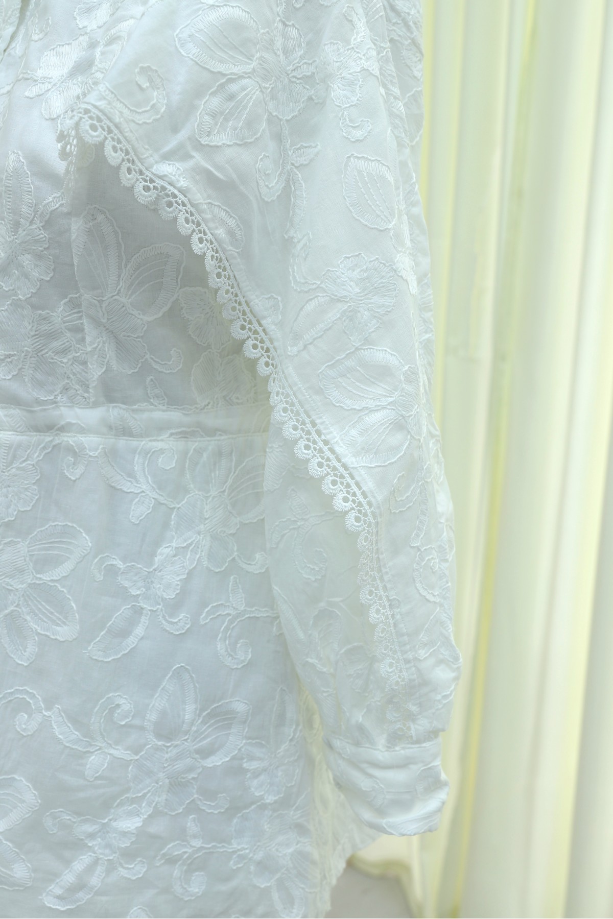 Lace-Detailed Embroidered, Belted, Lined Thin Linen Tunic -White