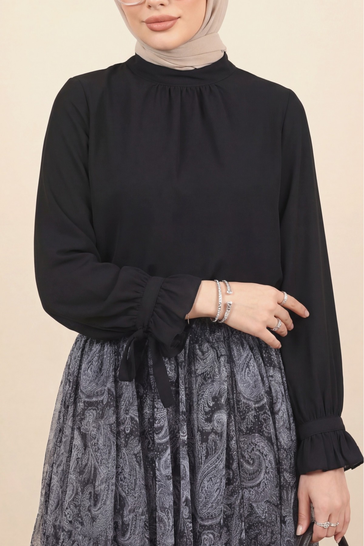 Dik Yaka Kolu Fırfırlı Bağcıklı Arkası Fermuarlı İthal Krep Bluz -Siyah