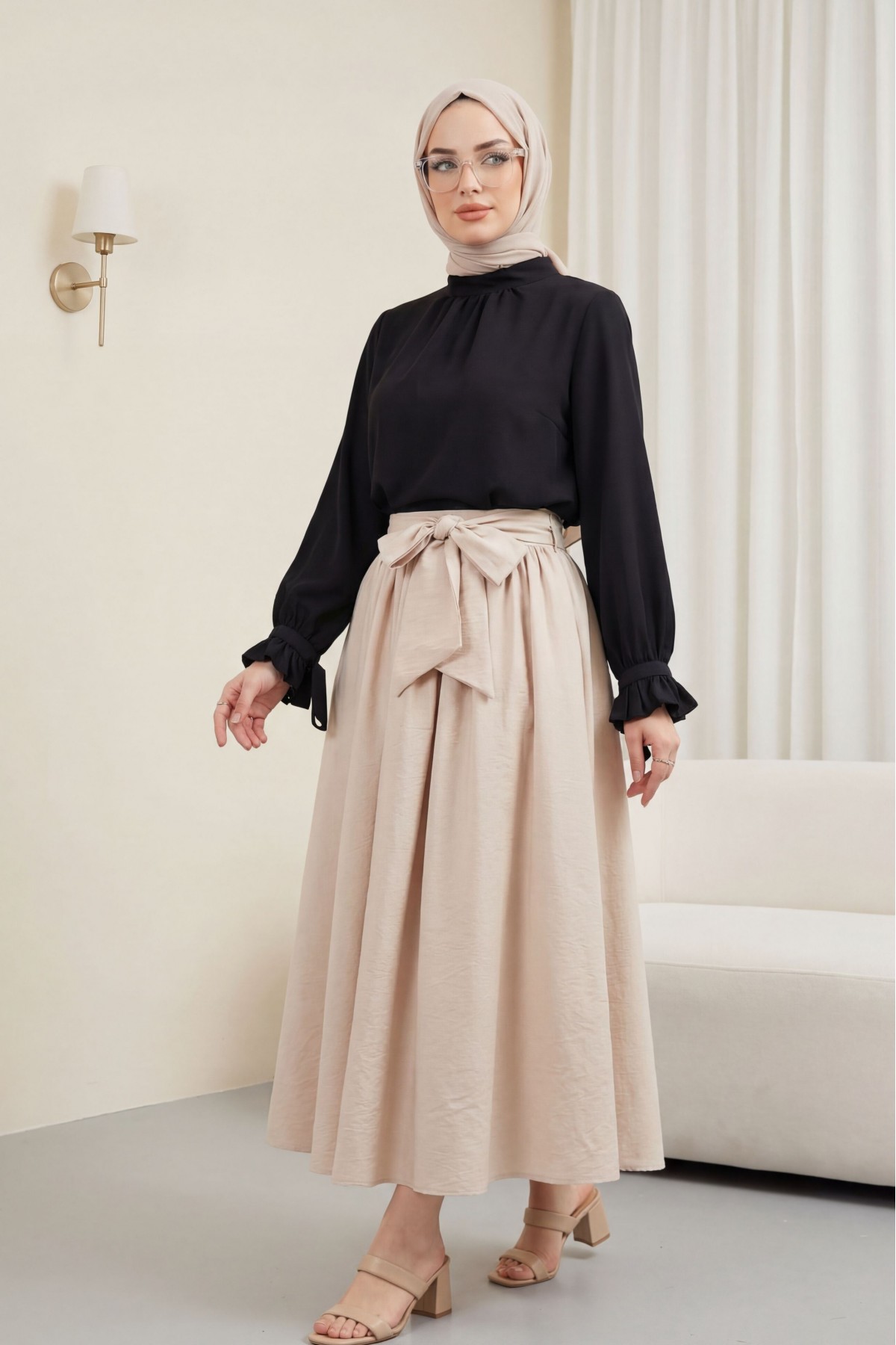 Dik Yaka Kolu Fırfırlı Bağcıklı Arkası Fermuarlı İthal Krep Bluz -Siyah