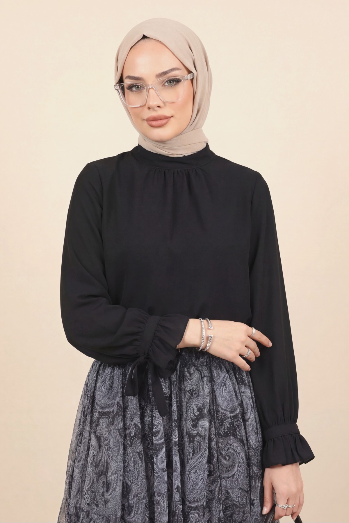 Dik Yaka Kolu Fırfırlı Bağcıklı Arkası Fermuarlı İthal Krep Bluz -Siyah