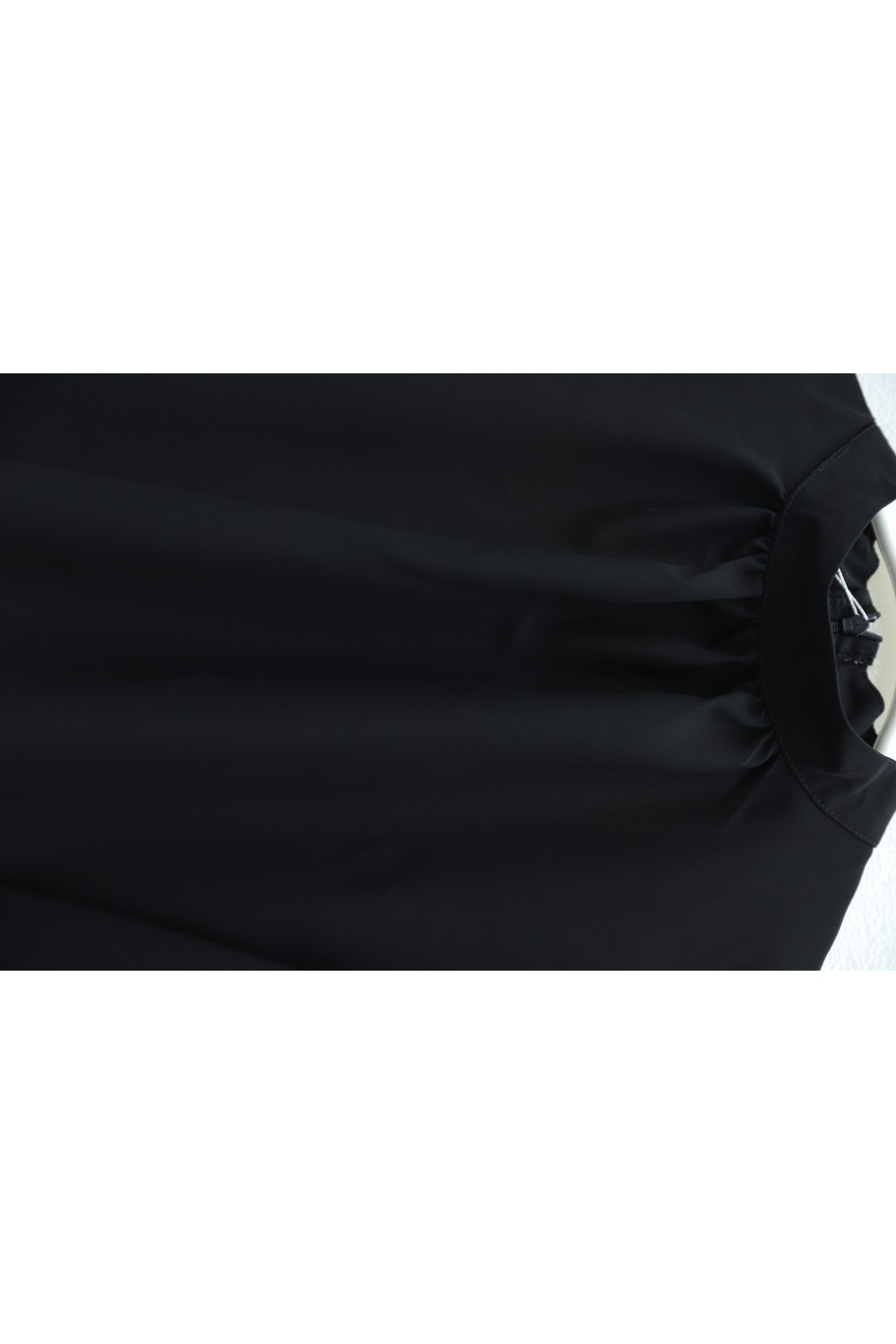 Dik Yaka Kolu Fırfırlı Bağcıklı Arkası Fermuarlı İthal Krep Bluz -Siyah