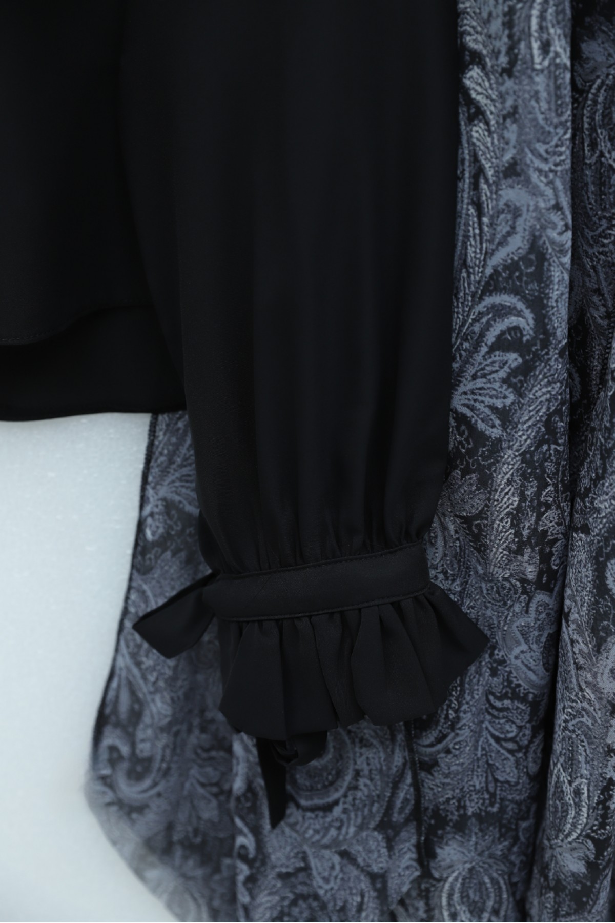 Dik Yaka Kolu Fırfırlı Bağcıklı Arkası Fermuarlı İthal Krep Bluz -Siyah