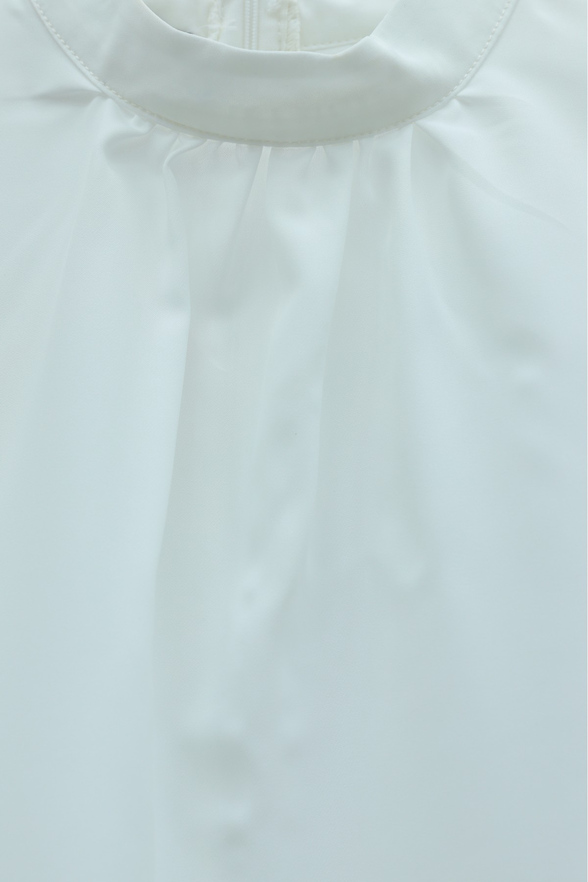 Dik Yaka Kolu Fırfırlı Bağcıklı Arkası Fermuarlı İthal Krep Bluz -Beyaz