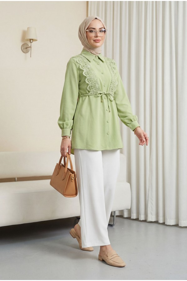 قميص من قماش البوبلين بأزرار وتفاصيل ربطة من الدانتيل في الأمام -كاجلا جرين