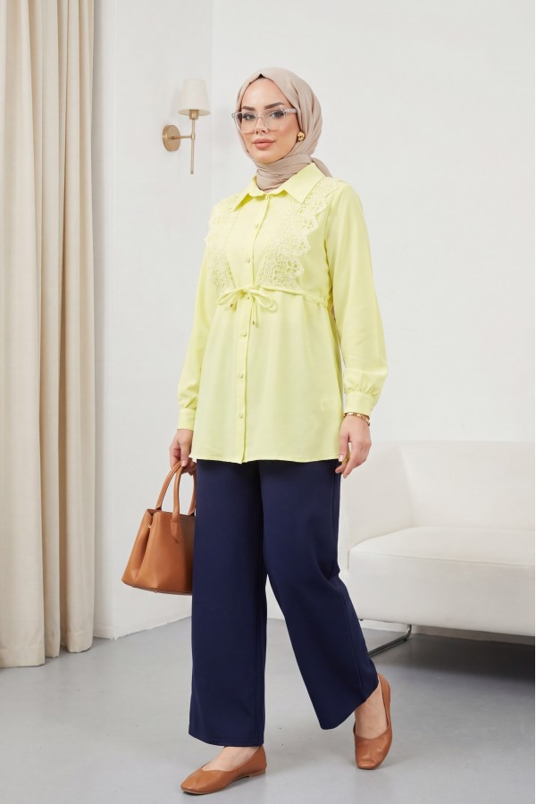 قميص من قماش البوبلين بأزرار وتفاصيل ربطة من الدانتيل في الأمام -أصفر فاتح