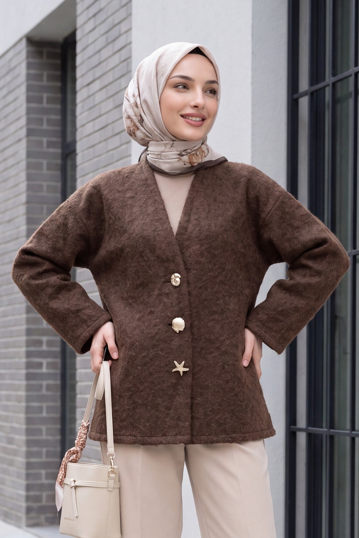 كارديجان ذو ياقة على شكل حرف V وأزرار -بنى