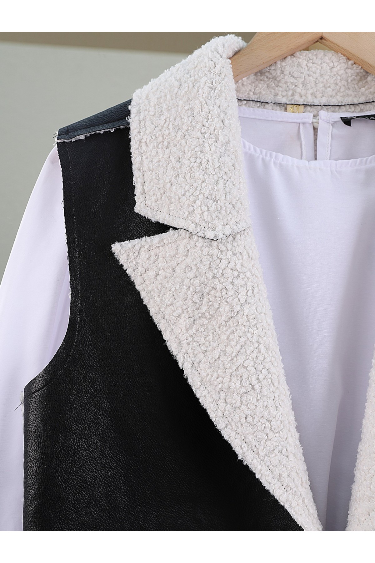 Lamb Plush Double Pocket Vest -White