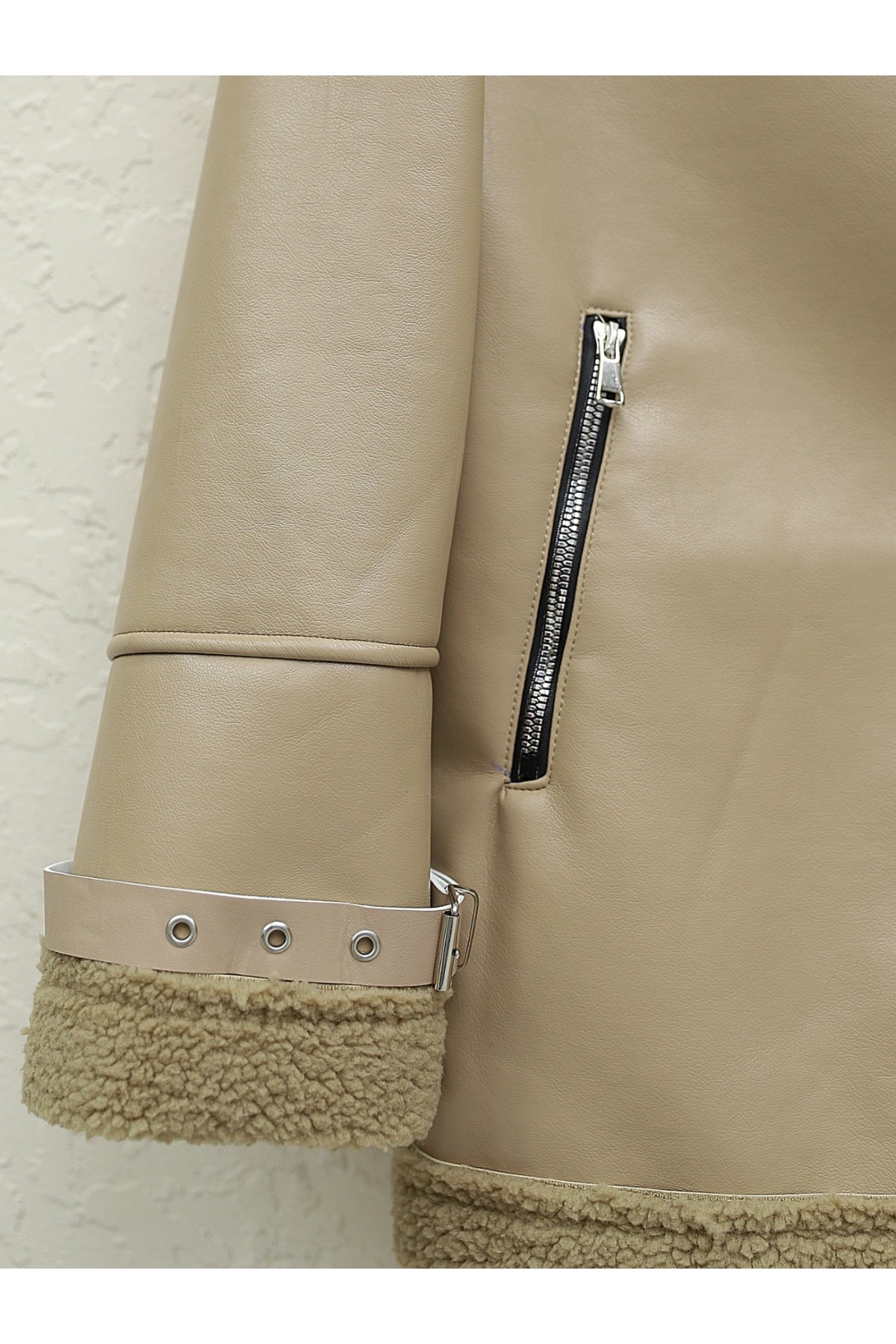 جاكيت جلدي داخلي من القطيفة بسحاب -بيج كاشف