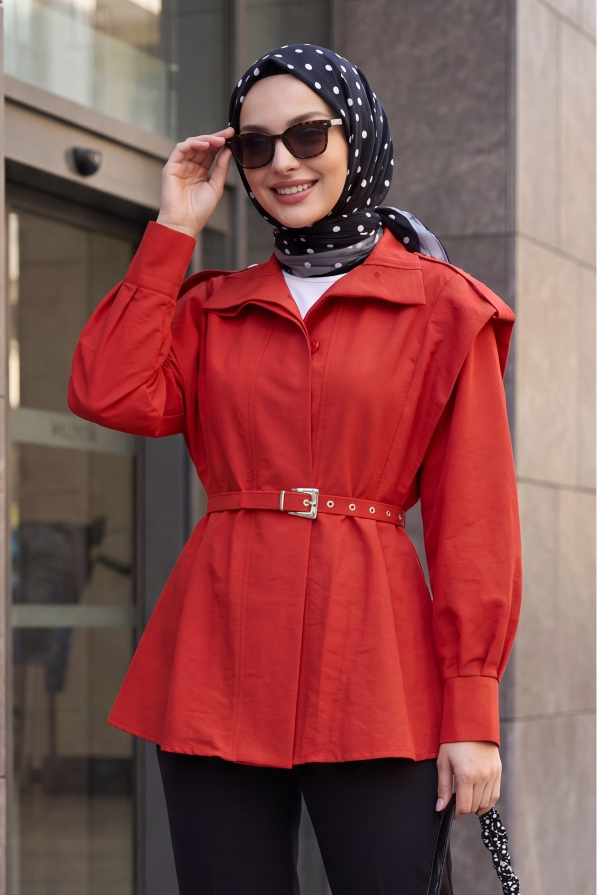 معطف واقٍ من المطر طويل بياقة عالية وأزرار أمامية وحزام. -أحمر