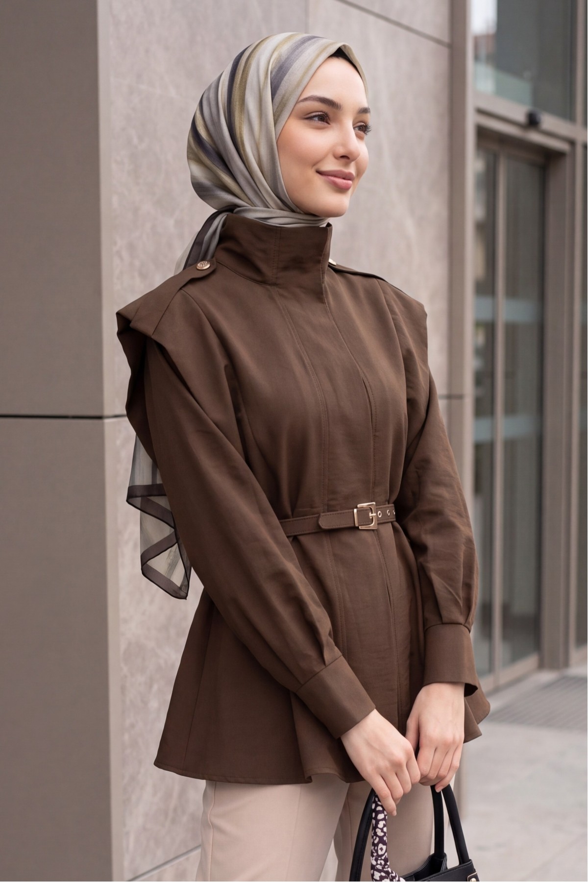 معطف واقٍ من المطر طويل بياقة عالية وأزرار أمامية وحزام. -بني محروق