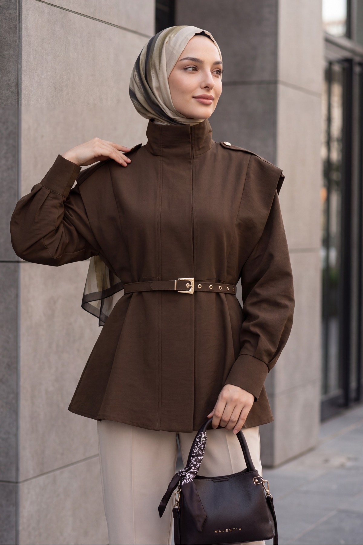 معطف واقٍ من المطر طويل بياقة عالية وأزرار أمامية وحزام. -بني محروق