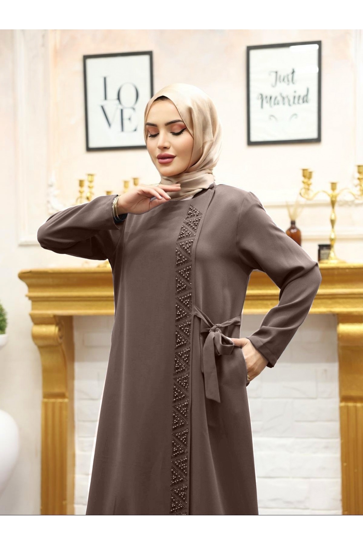 عباية برباط جانبي مزدوج مع تفاصيل حجرية على الجهة الأمامية -بنى