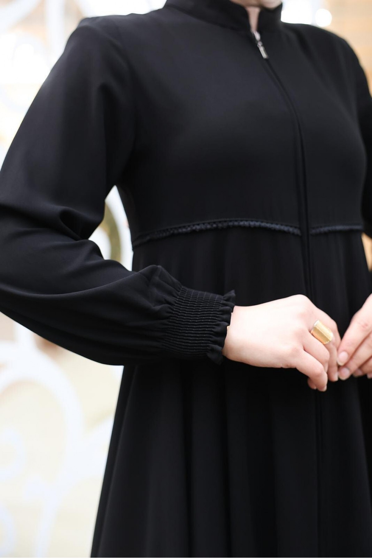 Abaya with Waist Scalloped Shoulder Pads and Elastic Sleeves -Black