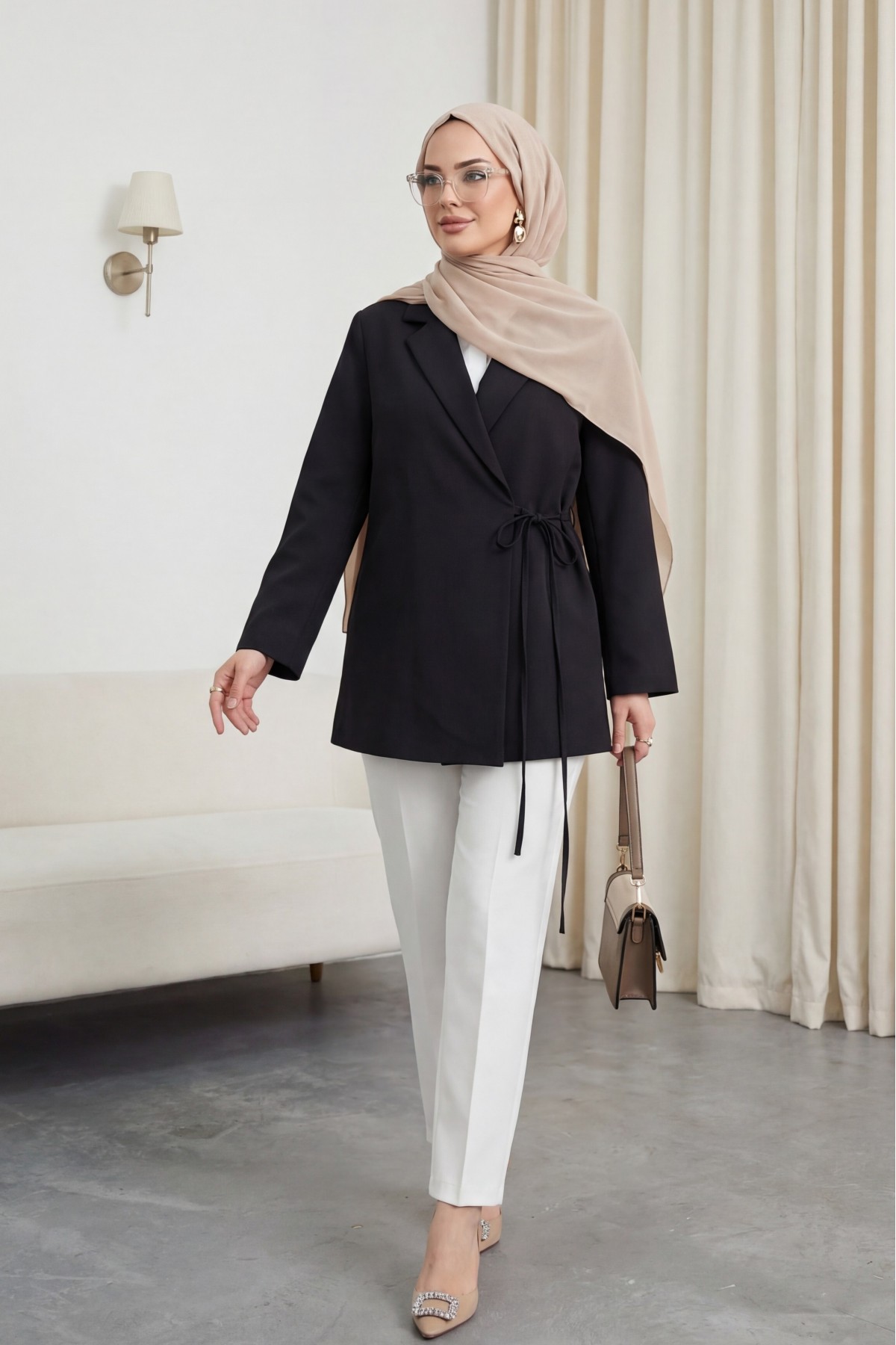 جاكيت من الكريب المزدوج مبطن برباط جانبي وفتحة خلفية.  -أسود