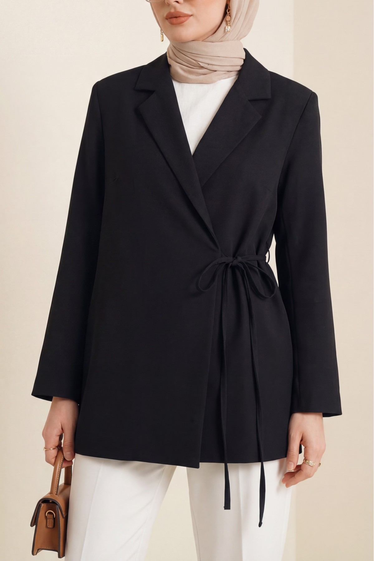 جاكيت من الكريب المزدوج مبطن برباط جانبي وفتحة خلفية.  -أسود