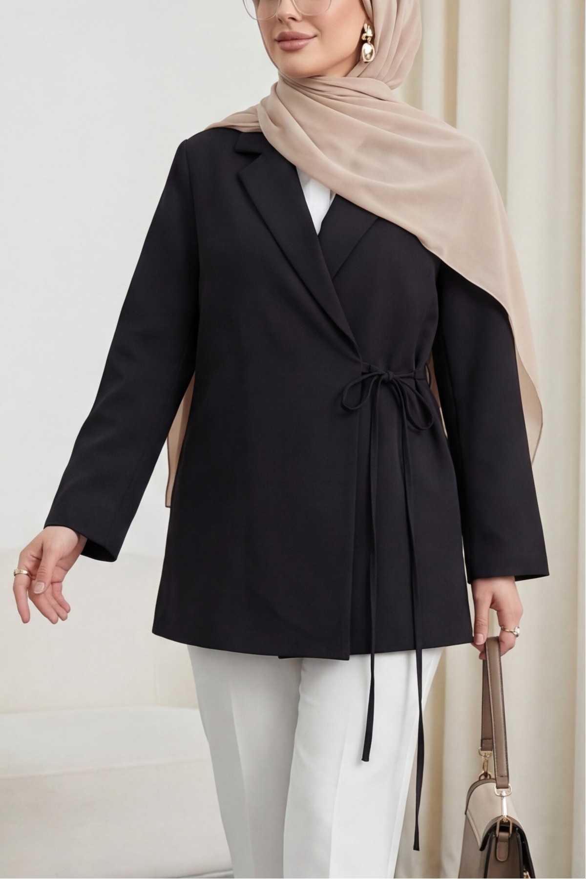 جاكيت من الكريب المزدوج مبطن برباط جانبي وفتحة خلفية.  -أسود