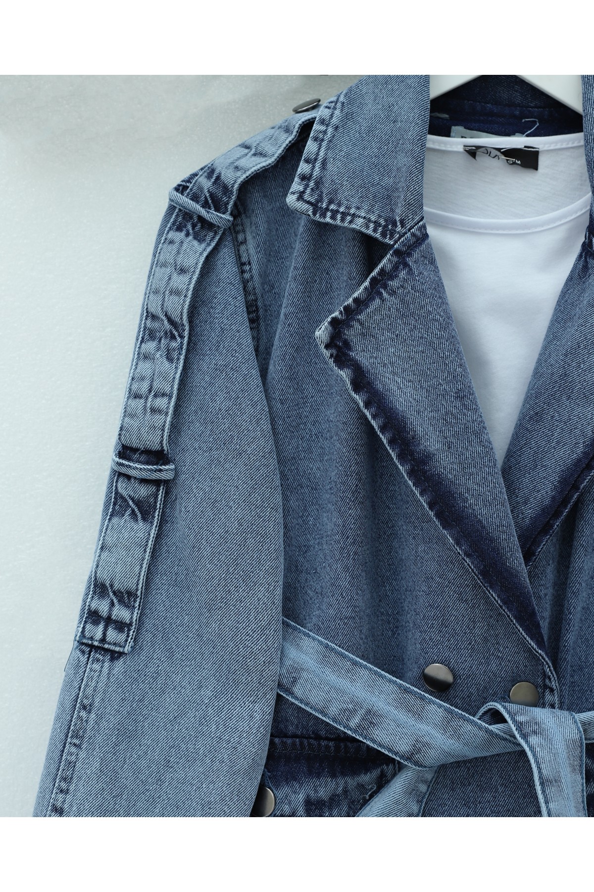 معطف ترنش من الدنيم مزود بجيوب وحزام وإغلاق بأزرار -جليدي