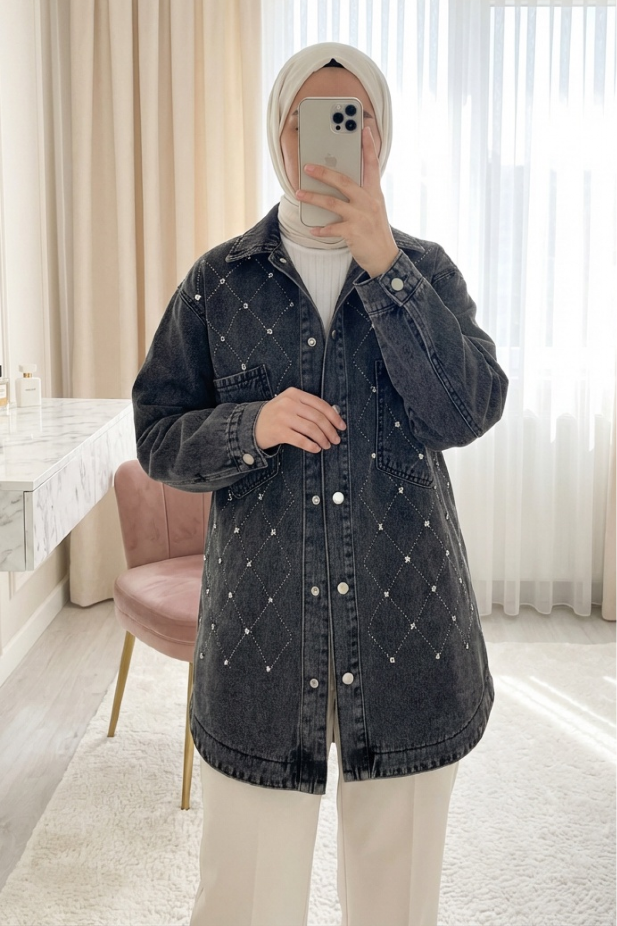 جاكيت جينز بأزرار أمامية مزين بأحجار الراين وجيبين -لون مدخن