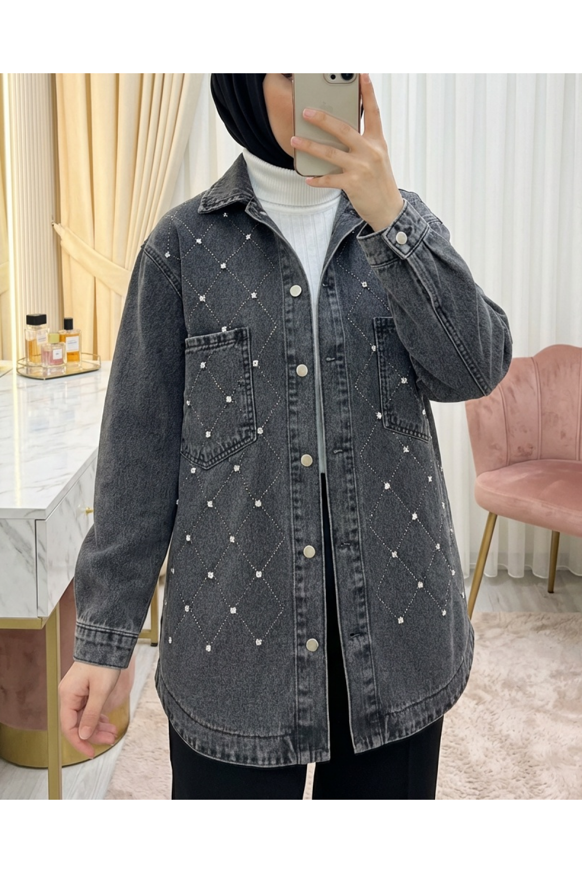 جاكيت جينز بأزرار أمامية مزين بأحجار الراين وجيبين -لون مدخن