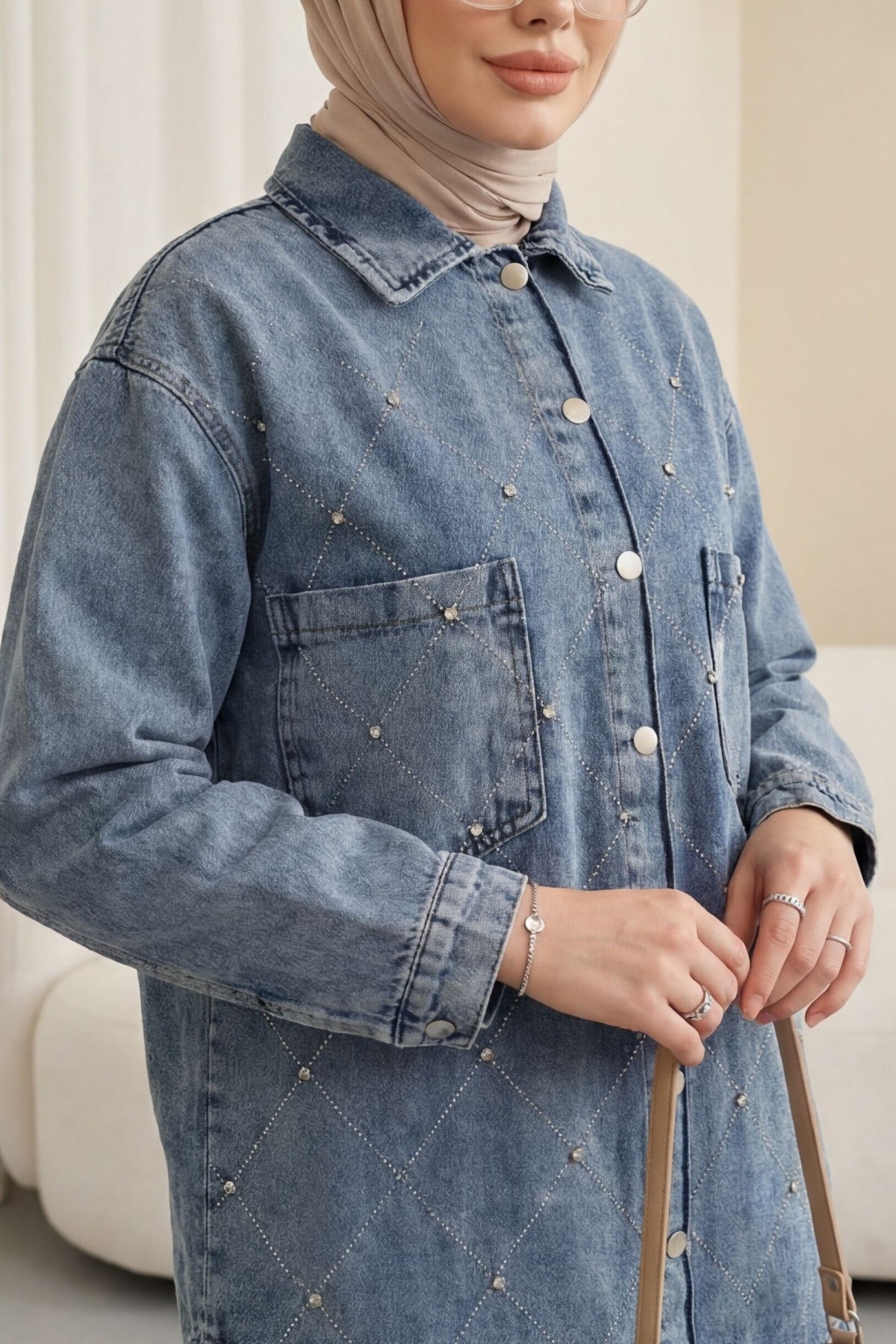 جاكيت جينز بأزرار أمامية مزين بأحجار الراين وجيبين  -جليدي