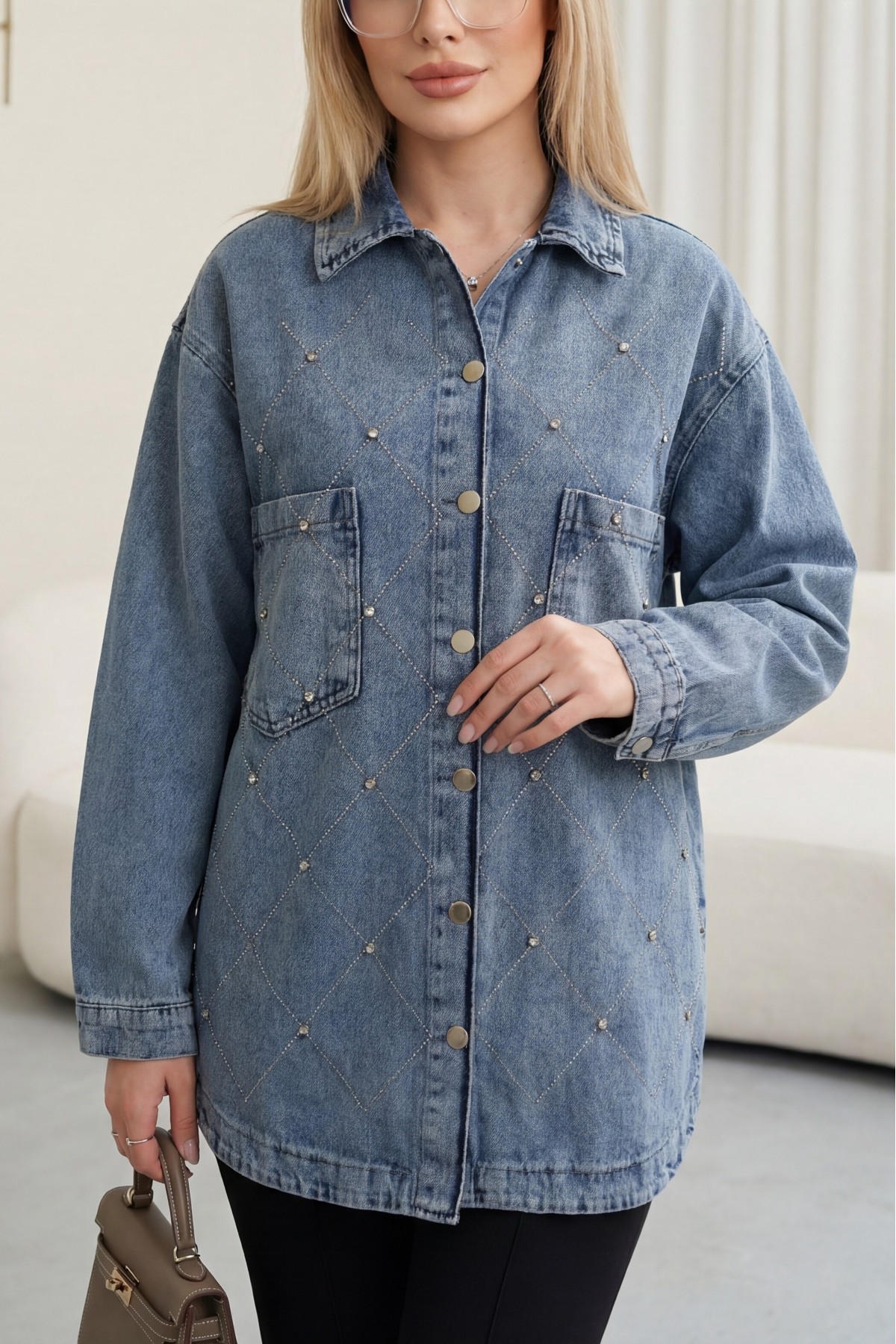 جاكيت جينز بأزرار أمامية مزين بأحجار الراين وجيبين  -جليدي