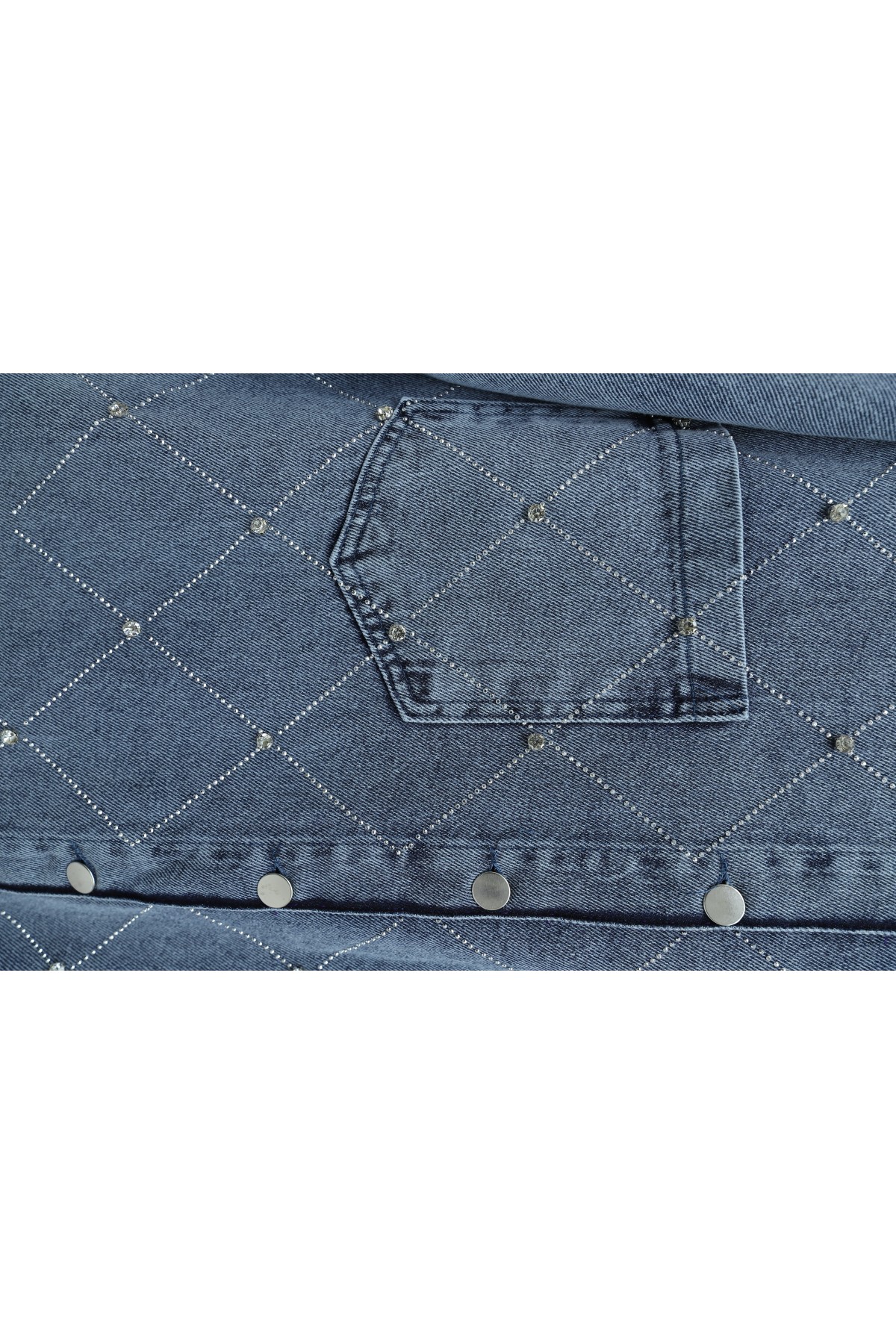 جاكيت جينز بأزرار أمامية مزين بأحجار الراين وجيبين  -جليدي